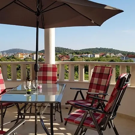 In Rogoznica With Terrace, Air Condition, Wifi, Washing Machine شقة روغوزنيكا