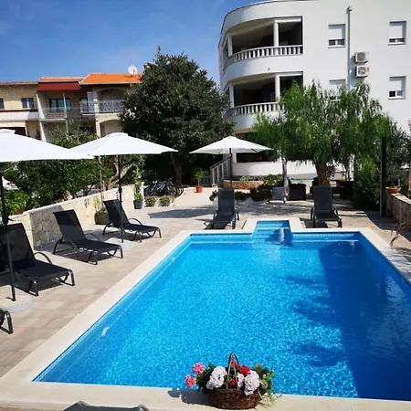 In Rogoznica With Terrace, Air Condition, Wifi, Washing Machine شقة روغوزنيكا
